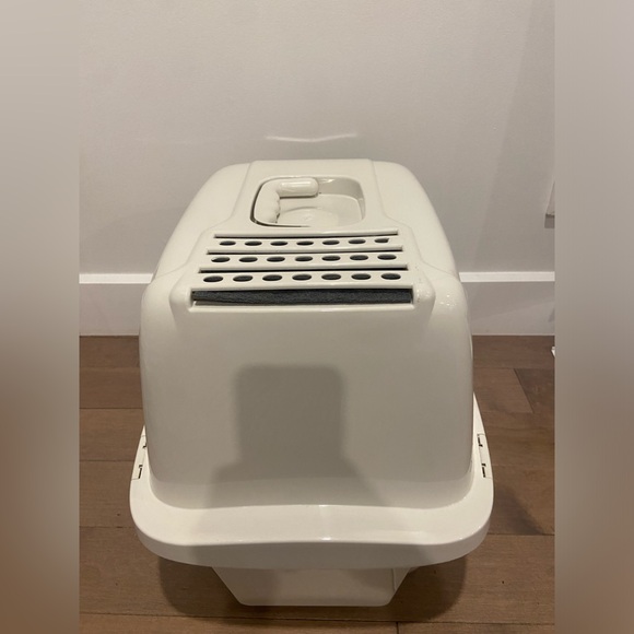 White litter box from Amazon. Been used once, fully cleaned out. 52.1L x 49.5H - Picture 5 of 5
